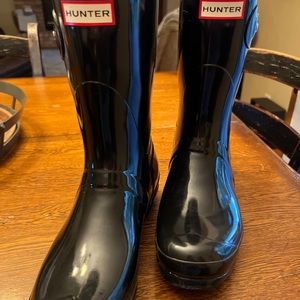 Women’s gloss Hunter boots and boot socks